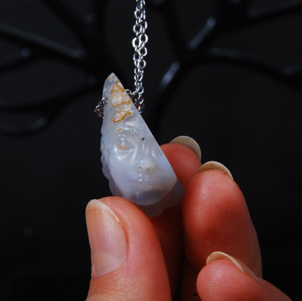 صورت زن کاروینگ عقیق دو پوسته و عقیق باباقوری