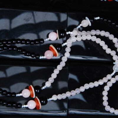 گردنبند تمام سنگ اونیکس ،رز کوارتز ،صدف و عقیق پرتقالی  66.24 گرم