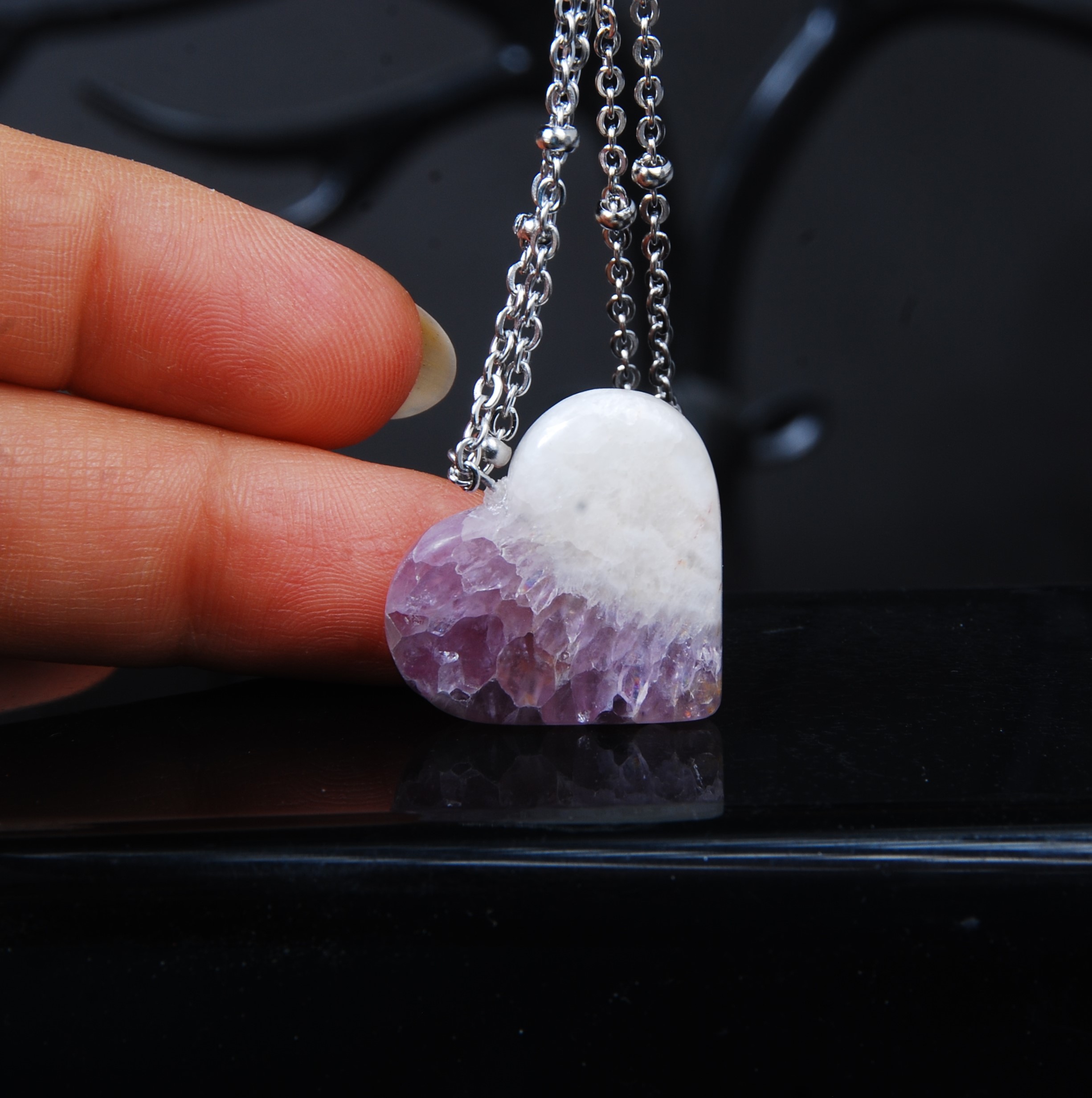 DSC_9381 گردنبند قلبی آمیتیست شورون سفید و بنفش 9.33 گرم (زنجیر استیل رنگ ثابت)