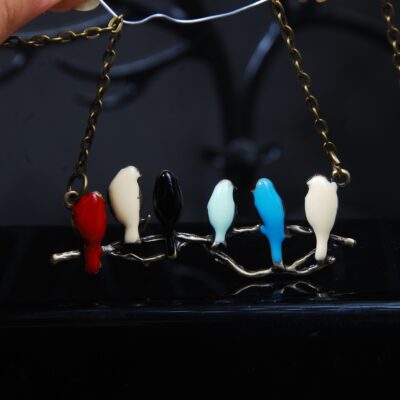 گردنبند برنجی پرنده همراه با مینای رنگی 12.52گرم